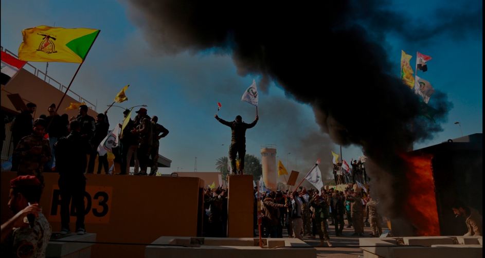 Demonstranter i Bagdad, Irak, angriper USAs ambassade og setter fyr på deler av den (1. januar 2020) 6